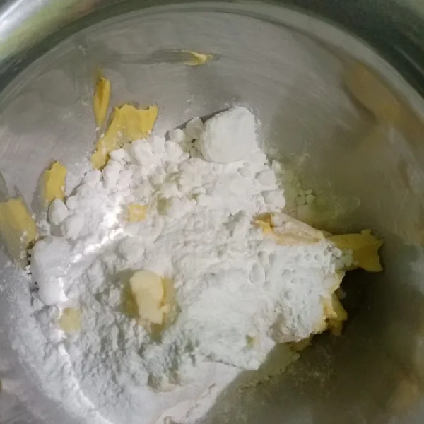 Kocok margarin dan gula halus selama 2 menit.