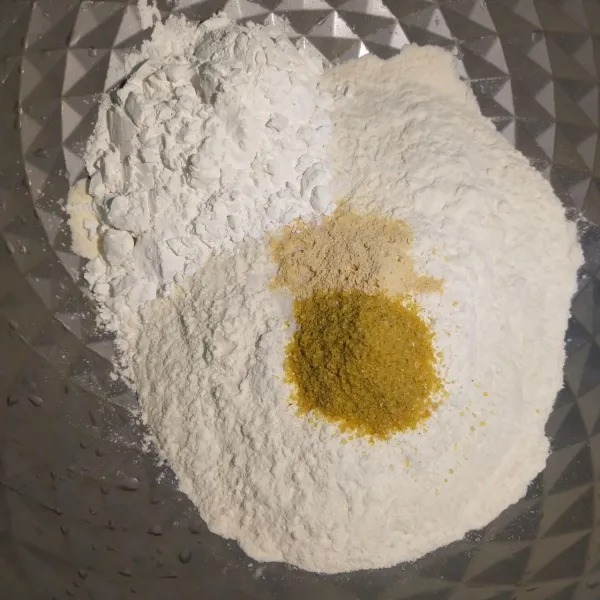 Langkah yang pertama masukkan tepung terigu, tepung tapioka, garam, dan penyedap rasa, kemudian aduk sampai rata.