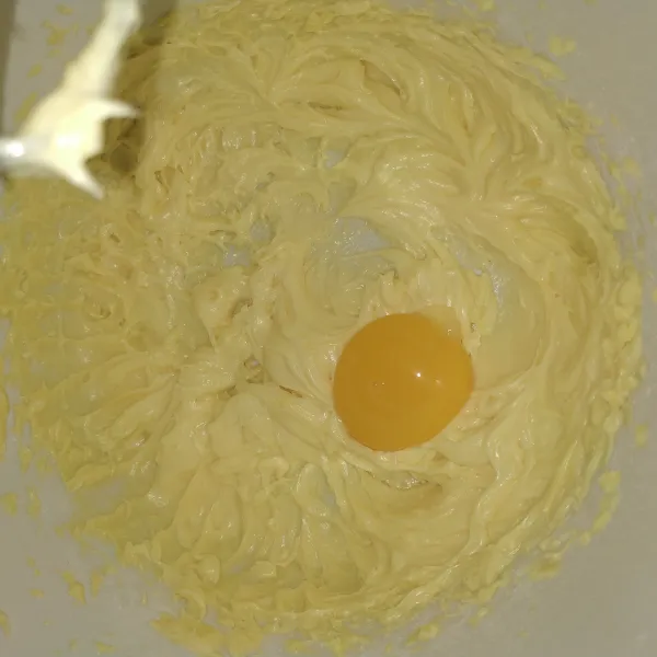 Mixer butter margarin ± 30 detik, tambahkan telur, mix asal rata.