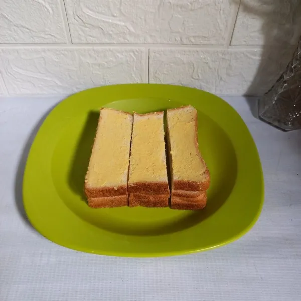 Oleskan margarin pada satu sisi roti tawar.