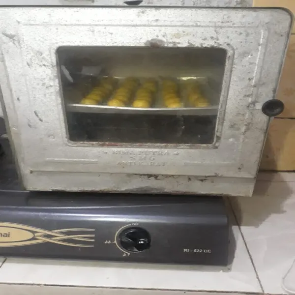 Panggang dalam oven hingga setengah matang, lalu keluarkan dari oven dan biarkan hangat.