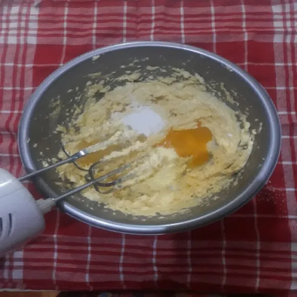 Masukkan kuning telur, tepung maizena, dan susu bubuk. Kemudian kocok hingga tercampur rata.
