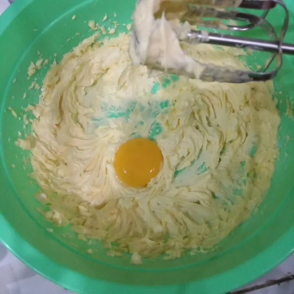 Masukkan kuning telur, kemudian kocok dengan kecepatan rendah hingga merata.