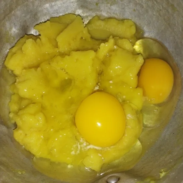 Lalu masukkan baking powder dan vanilli bubuk, aduk rata, lalu tambahkan telur.