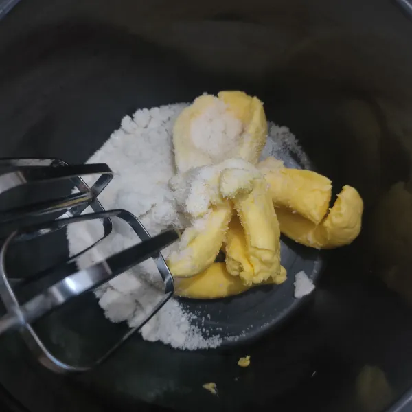 Mixer margarin dan gula pasir hingga tercampur rata.
