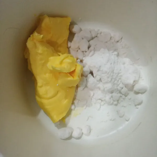 Kocok margarin dan gula halus kurang lebih selama 1 menit.