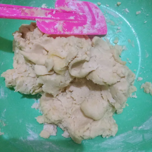Aduk dengan spatula hingga tercampur rata.