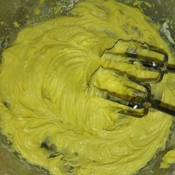 Mixer butter, margarin gula halus, dan kuning telur. Mixer sebentar saja, asal tercampur rata.