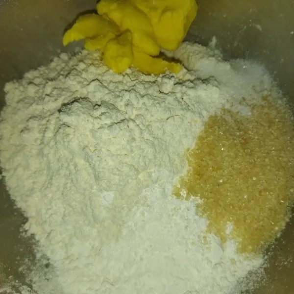 Siapkan wadah, masukkan tepung terigu, tepung sagu, gula pasir, margarin, garam dan vanilli bubuk.