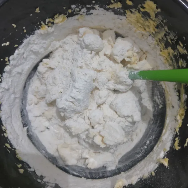 Masukkan tepung terigu dan susu, aduk rata menggunakan spatula.