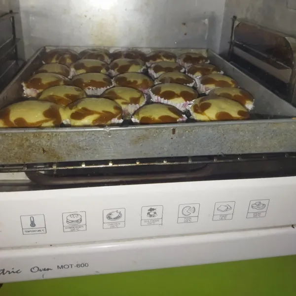 Lalu panggang kue hingga matang dengan suhu 160°C, kalau saya di oven selama 20 menit dengan api bawah, lalu lanjut dengan api atas bawah selama 10 menit dengan suhu 150°C.