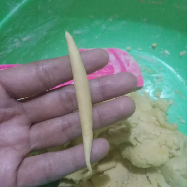 Ambil sedikit adonan, lalu plintir/linting-linting.