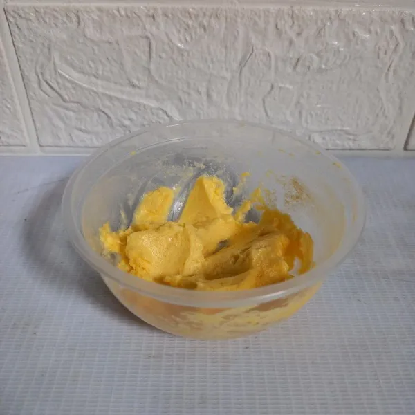 Campurkan margarin dan skm. 
Aduk sampai tercampur.