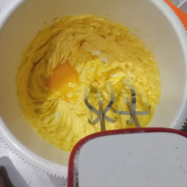 Masukkan kuning telur, kocok hingga rata.