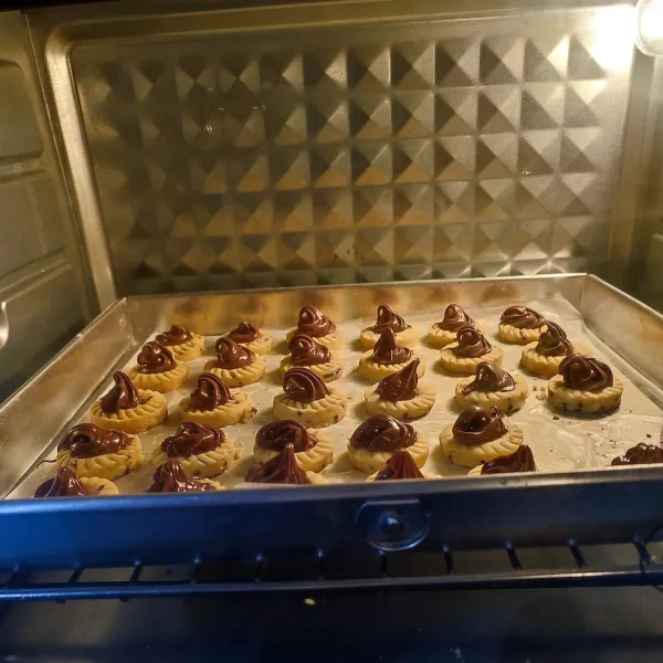 Kemudian panggang kembali cookies hingga matang (±40 menit) dengan suhu 150°C. Setelah matang keluarkan dari oven dan biarkan dingin, kemudian masukkan toples. Sajikan.