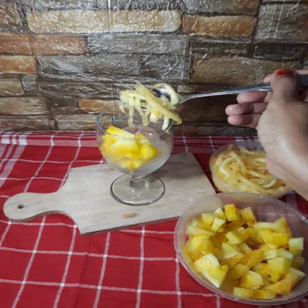 Masukkan potongan buah semangka dan blewah serut ke dalam gelas.