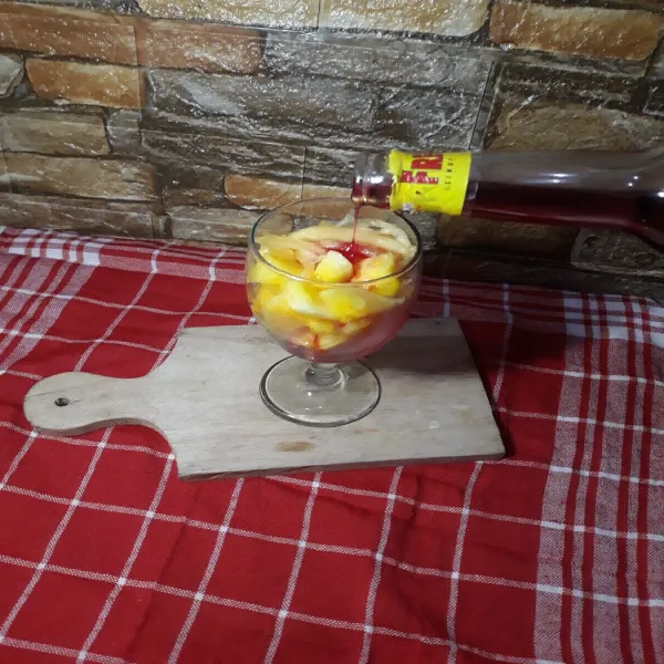 Kemudian tambahkan sirup coco pandan secukupnya.