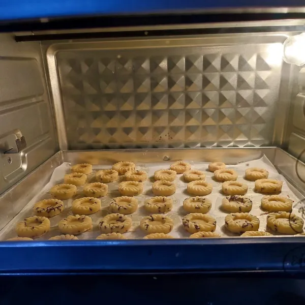Panggang kue selama 15 menit dengan suhu 150°C. Keluarkan dari oven biarkan dingin suhu ruang. (Oven dipanaskan terlebih dahulu).