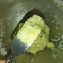 Lalu ambil adonan secukupnya, cetak di atas punggung garpu.