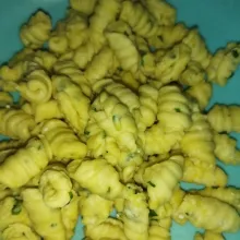Bentuk semua adonan hingga habis.