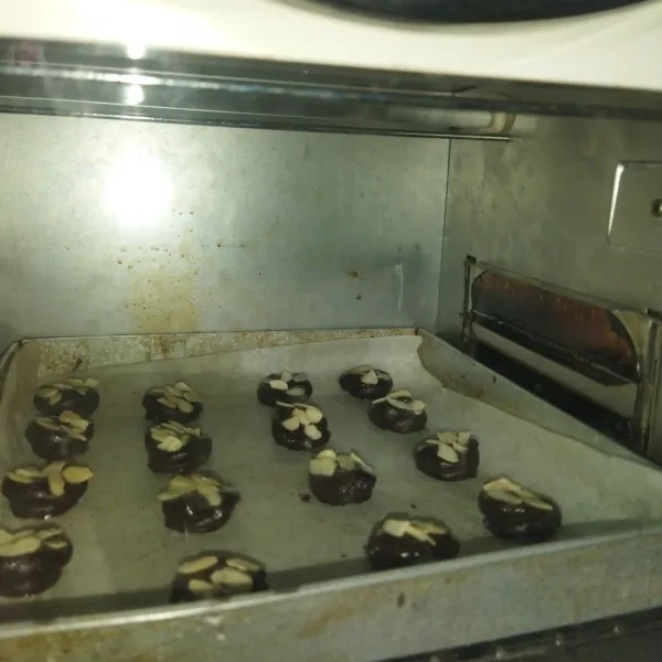Kemudian panggang dengan suhu 170°C selama 15 menit, brownies akan melebar.