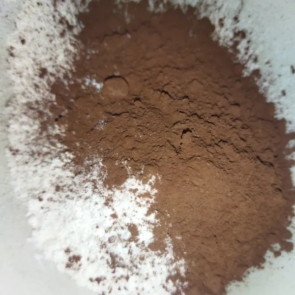 Siapkan tepung terigu dan coklat bubuk, aduk rata.