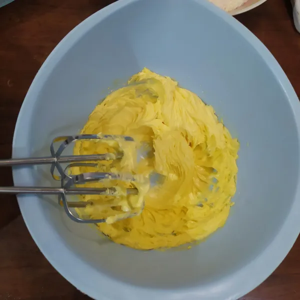 Mikser margarin hingga lembut sebentar saja, masukkan kuning telur, mikser lagi sebentar.
