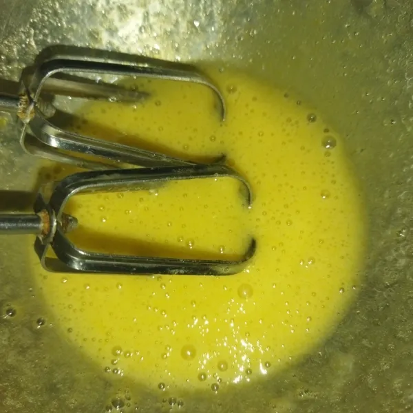 Lalu mixer gula halus dan telur, mixer sebentar hingga gula larut.