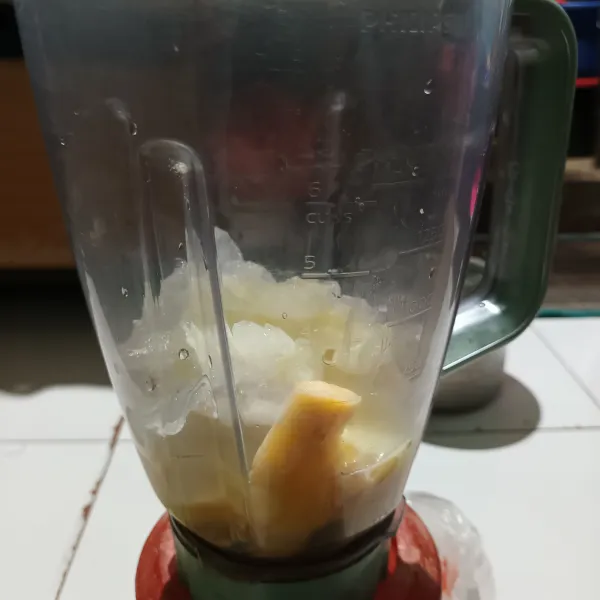 Campurkan tape, SKM, syrup, air dan es batu secukupnya dalam blender.