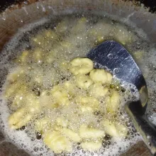 Lalu goreng dalam minyak goreng yang sudah panas, goreng hingga matang dan garing.