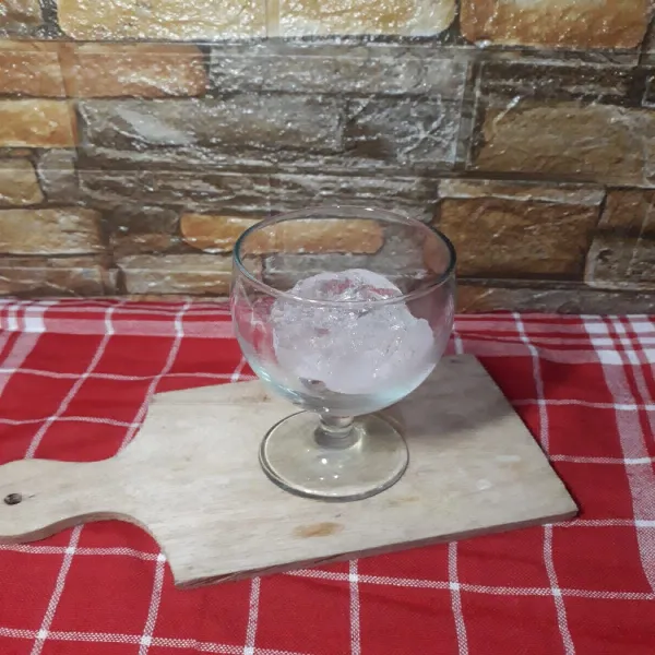 Siapkan gelas.
Masukkan es batu secukupnya.