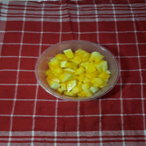 Potong buah semangka sesuai selera.