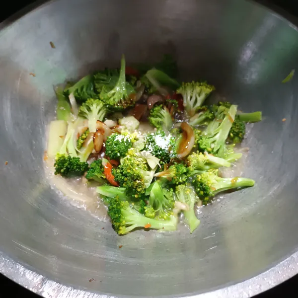 Masukkan brokoli dan air. 
Biarkan sampai mendidih lalu tambahkan kaldu jamur dan saus tiram. 
Aduk.