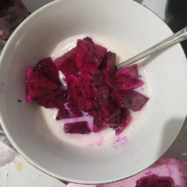 Masukkan potongan buah naga ke dalam larutan yogurt.