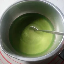 Di panci, masukkan gula pasir, air dan pewarna hijau, aduk rata.