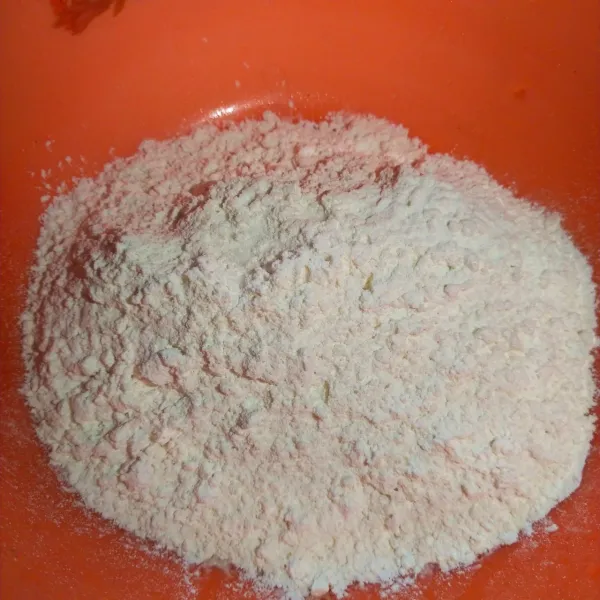 Langkah yang pertama siapkan tepung terigu dan tambahkan garam, aduk sampai rata.