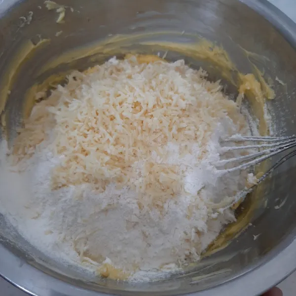 Tambahkan 1 sdt putih telur, tepung terigu dan keju parut.