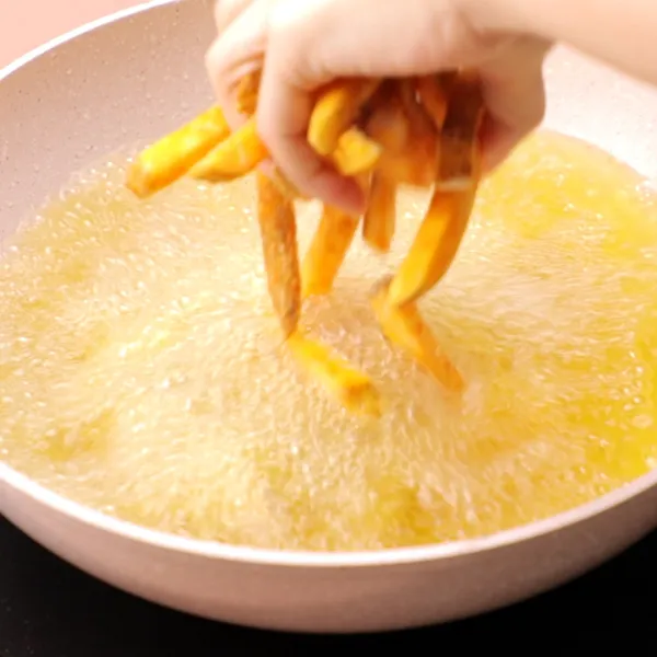 Panaskan minyak goreng dalam frying pan, goreng kentang hingga matang dan garing, kemudian tiriskan.