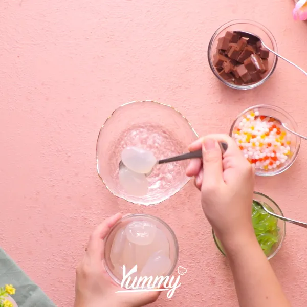 Lalu tata di dalam mangkuk cendol, mix jelly ball, jelly cubes dan kolang kaling