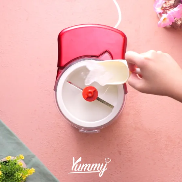 Serut es menggunakan mesin es serut di atas mangkuk dan bentuk kerucut