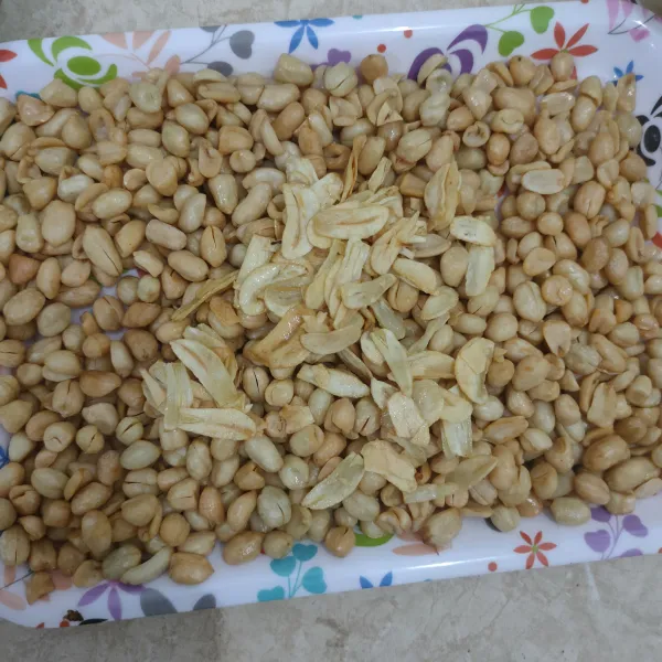 Campurkan kacang dan bawang, aduk rata. Setelah dingin, masukkan ke dalam wadah tertutup.