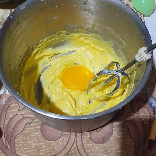 Tambahkan kuning telur.