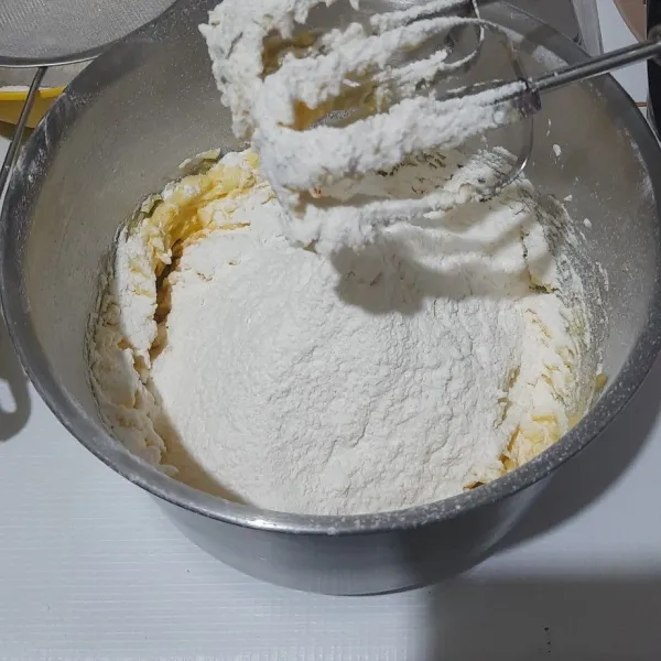 Tambahkan tepung, aduk rata.