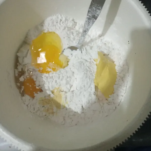 Campurkan tepung sagu, masako bubuk, telur dan margarin.