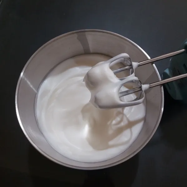 Mixer putih telur, gula, & air lemon hingga mengembang putih kaku.
