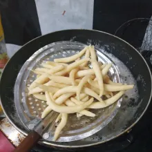 Nyalakan kompor, goreng telur gabus hingga kokoh lalu balik. Goreng hingga matang, angkat dan tiriskan.