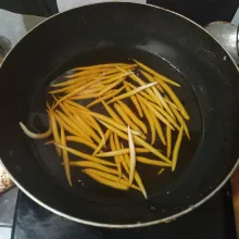 Masukkan ke dalam wajan berisi minyak goreng dingin.