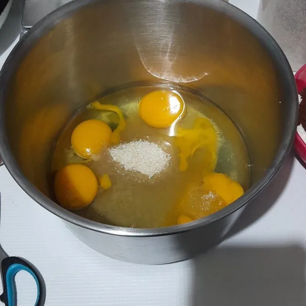 Kocok telur dan gula hingga larut.