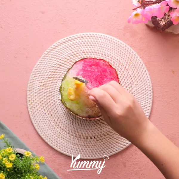 Sajikan dengan toping kacang tumbuk, jagung cream, kacang merah, dan susu kental manis.