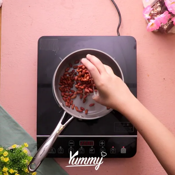 Di dalam sebuah panci rebus kacang merah bersama dengan gula dan air selama 2 jam